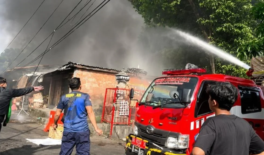 Kebakaran Hanguskan 6 Kios dan 10 Los di Pasar Pasah Pemecutan Denpasar, Sembilan Unit Damkar Dikerahkan